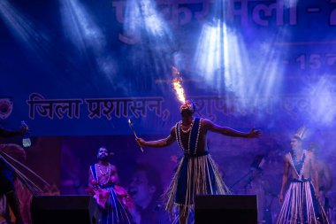 Puşkar, Rajasthan, Hindistan - 11 Kasım 2024: Folk dance, Afrika kıtasından bir grup erkek sanatçı geleneksel kabile kıyafetleriyle kültürel ateş dansı yapıyorlar.