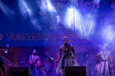 Puşkar, Rajasthan, Hindistan - 11 Kasım 2024: Folk dance, Afrika kıtasından bir grup erkek sanatçı geleneksel kabile kıyafetleriyle kültürel ateş dansı yapıyorlar.