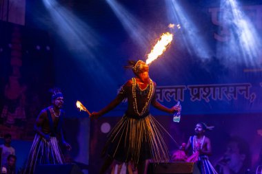 Puşkar, Rajasthan, Hindistan - 11 Kasım 2024: Folk dance, Afrika kıtasından bir grup erkek sanatçı geleneksel kabile kıyafetleriyle kültürel ateş dansı yapıyorlar.