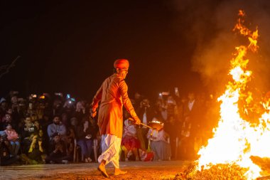 Puşkar, Rajasthan, Hindistan - 11 Kasım 2024: Folk dance, Afrika kıtasından bir grup erkek sanatçı geleneksel kabile kıyafetleriyle kültürel ateş dansı yapıyorlar.