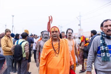 Prayagraj, Uttar Pradesh, Hindistan - 14 Ocak 2025: Mahakumbh, Mahakumbh, Kutsal Naga sadhu baba grubu.