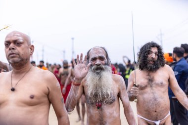 Prayagraj, Uttar Pradesh, Hindistan - 14 Ocak 2025: Mahakumbh, Mahakumbh, Kutsal Naga sadhu baba grubu. 