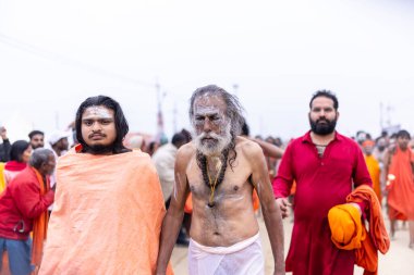 Prayagraj, Uttar Pradesh, Hindistan - 14 Ocak 2025: Mahakumbh, Mahakumbh, Kutsal Naga sadhu baba grubu. 