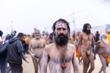 Prayagraj, Uttar Pradesh, Hindistan - 14 Ocak 2025: Mahakumbh, Mahakumbh, Kutsal Naga sadhu baba grubu. 
