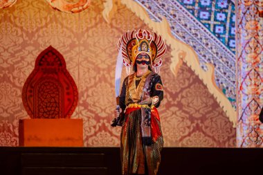 Gaziabad, Uttar Pradesh, Hindistan - 02 Ekim 2024: Hintli sanatçıların portresi Hindu tanrı ram karakterlerini canlandırıyor ve Ramlila 'da alacakaranlık festivalinde ramayana adlı Hint kutsal kitabının müsveddelerini canlandırıyor..