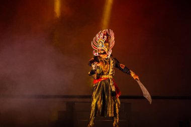 Gaziabad, Uttar Pradesh, Hindistan - 02 Ekim 2024: Hintli sanatçıların portresi Hindu tanrı ram karakterlerini canlandırıyor ve Ramlila 'da alacakaranlık festivalinde ramayana adlı Hint kutsal kitabının müsveddelerini canlandırıyor..