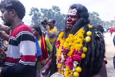 Kulashekharapatnam, Tamilnadu, Hindistan - 12 Ekim 2024: Kulasai, Hint Hindu ressam portresi ve kulasai dasara festivalinin ayinlerini gerçekleştirmek için bir tarikat karakteri gibi giyinmiş.