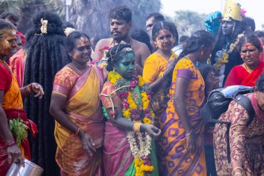 Kulashekharapatnam, Tamilnadu, Hindistan - 12 Ekim 2024: Kulasai, Hint Hindu ressam portresi ve kulasai dasara festivalinin ayinlerini gerçekleştirmek için bir tarikat karakteri gibi giyinmiş.