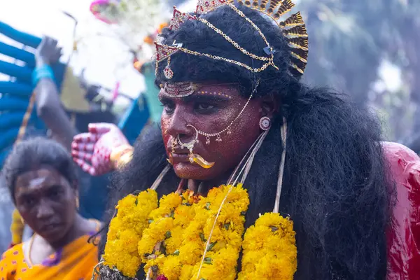 Kulashekharapatnam, Tamilnadu, Hindistan - 12 Ekim 2024: Kulasai, Hint Hindu ressam portresi ve kulasai dasara festivalinin ayinlerini gerçekleştirmek için bir tarikat karakteri gibi giyinmiş.