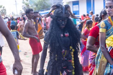 Kulashekharapatnam, Tamilnadu, Hindistan - 12 Ekim 2024: Kulasai, Hint Hindu ressam portresi ve kulasai dasara festivalinin ayinlerini gerçekleştirmek için bir tarikat karakteri gibi giyinmiş.