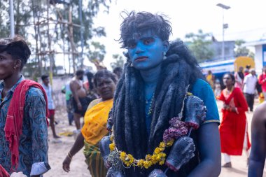 Kulashekharapatnam, Tamilnadu, Hindistan - 12 Ekim 2024: Kulasai, Hint Hindu ressam portresi ve kulasai dasara festivalinin ayinlerini gerçekleştirmek için bir tarikat karakteri gibi giyinmiş.