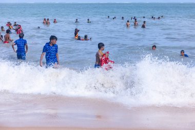 Kulashekharapatnam, Tamilnadu, Hindistan - 12 Ekim 2024: Kulasai, Hint Hindu ressam portresi ve kulasai dasara festivalinin ayinlerini gerçekleştirmek için bir tarikat karakteri gibi giyinmiş.