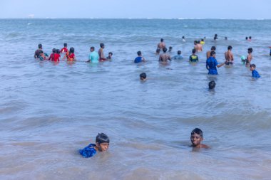 Kulashekharapatnam, Tamilnadu, Hindistan - 12 Ekim 2024: Kulasai, Hint Hindu ressam portresi ve kulasai dasara festivalinin ayinlerini gerçekleştirmek için bir tarikat karakteri gibi giyinmiş.