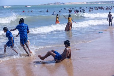 Kulashekharapatnam, Tamilnadu, Hindistan - 12 Ekim 2024: Kulasai, Hint Hindu ressam portresi ve kulasai dasara festivalinin ayinlerini gerçekleştirmek için bir tarikat karakteri gibi giyinmiş.