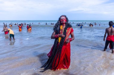 Kulashekharapatnam, Tamilnadu, Hindistan - 12 Ekim 2024: Kulasai, Hint Hindu ressam portresi ve kulasai dasara festivalinin ayinlerini gerçekleştirmek için bir tarikat karakteri gibi giyinmiş.