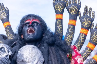 Kulashekharapatnam, Tamilnadu, Hindistan - 12 Ekim 2024: Kulasai, Hint Hindu ressam portresi ve kulasai dasara festivalinin ayinlerini gerçekleştirmek için bir tarikat karakteri gibi giyinmiş.