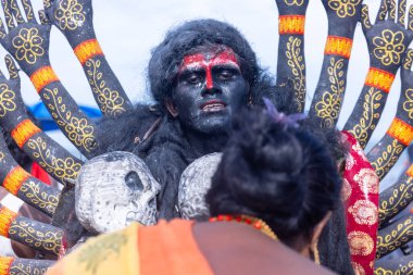 Kulashekharapatnam, Tamilnadu, Hindistan - 12 Ekim 2024: Kulasai, Hint Hindu ressam portresi ve kulasai dasara festivalinin ayinlerini gerçekleştirmek için bir tarikat karakteri gibi giyinmiş.