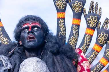 Kulashekharapatnam, Tamilnadu, Hindistan - 12 Ekim 2024: Kulasai, Hint Hindu ressam portresi ve kulasai dasara festivalinin ayinlerini gerçekleştirmek için bir tarikat karakteri gibi giyinmiş.