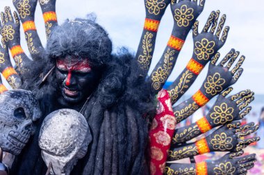 Kulashekharapatnam, Tamilnadu, Hindistan - 12 Ekim 2024: Kulasai, Hint Hindu ressam portresi ve kulasai dasara festivalinin ayinlerini gerçekleştirmek için bir tarikat karakteri gibi giyinmiş.