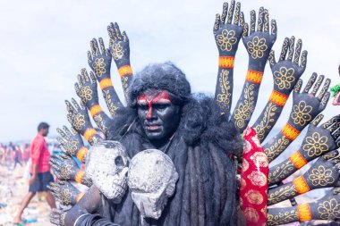 Kulashekharapatnam, Tamilnadu, Hindistan - 12 Ekim 2024: Kulasai, Hint Hindu ressam portresi ve kulasai dasara festivalinin ayinlerini gerçekleştirmek için bir tarikat karakteri gibi giyinmiş.