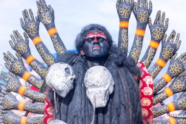 Kulashekharapatnam, Tamilnadu, Hindistan - 12 Ekim 2024: Kulasai, Hint Hindu ressam portresi ve kulasai dasara festivalinin ayinlerini gerçekleştirmek için bir tarikat karakteri gibi giyinmiş.