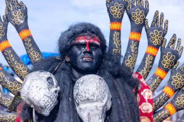 Kulashekharapatnam, Tamilnadu, Hindistan - 12 Ekim 2024: Kulasai, Hint Hindu ressam portresi ve kulasai dasara festivalinin ayinlerini gerçekleştirmek için bir tarikat karakteri gibi giyinmiş.