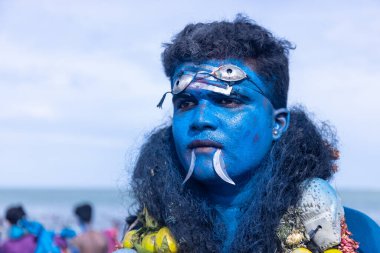 Kulashekharapatnam, Tamilnadu, Hindistan - 12 Ekim 2024: Kulasai, Hint Hindu ressam portresi ve kulasai dasara festivalinin ayinlerini gerçekleştirmek için bir tarikat karakteri gibi giyinmiş.
