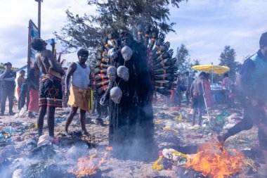 Kulashekharapatnam, Tamilnadu, Hindistan - 12 Ekim 2024: Kulasai, Hint Hindu ressam portresi ve kulasai dasara festivalinin ayinlerini gerçekleştirmek için bir tarikat karakteri gibi giyinmiş.