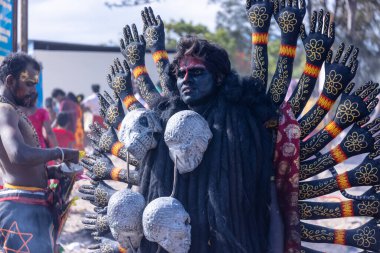 Kulashekharapatnam, Tamilnadu, Hindistan - 12 Ekim 2024: Kulasai, Hint Hindu ressam portresi ve kulasai dasara festivalinin ayinlerini gerçekleştirmek için bir tarikat karakteri gibi giyinmiş.
