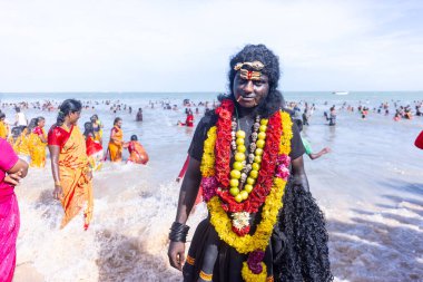 Kulashekharapatnam, Tamilnadu, Hindistan - 12 Ekim 2024: Kulasai, Hint Hindu ressam portresi ve kulasai dasara festivalinin ayinlerini gerçekleştirmek için bir tarikat karakteri gibi giyinmiş.