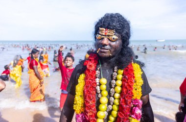 Kulashekharapatnam, Tamilnadu, Hindistan - 12 Ekim 2024: Kulasai, Hint Hindu ressam portresi ve kulasai dasara festivalinin ayinlerini gerçekleştirmek için bir tarikat karakteri gibi giyinmiş.