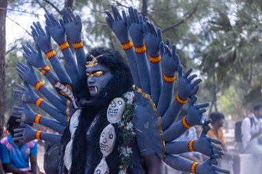 Kulashekharapatnam, Tamilnadu, Hindistan - 12 Ekim 2024: Kulasai, Hint Hindu ressam portresi ve kulasai dasara festivalinin ayinlerini gerçekleştirmek için bir tarikat karakteri gibi giyinmiş.