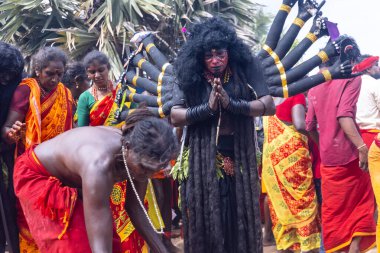 Kulashekharapatnam, Tamilnadu, Hindistan - 12 Ekim 2024: Kulasai, Hint Hindu ressam portresi ve kulasai dasara festivalinin ayinlerini gerçekleştirmek için bir tarikat karakteri gibi giyinmiş.