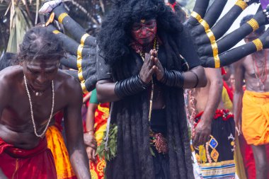Kulashekharapatnam, Tamilnadu, Hindistan - 12 Ekim 2024: Kulasai, Hint Hindu ressam portresi ve kulasai dasara festivalinin ayinlerini gerçekleştirmek için bir tarikat karakteri gibi giyinmiş.