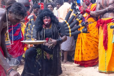 Kulashekharapatnam, Tamilnadu, Hindistan - 12 Ekim 2024: Kulasai, Hint Hindu ressam portresi ve kulasai dasara festivalinin ayinlerini gerçekleştirmek için bir tarikat karakteri gibi giyinmiş.