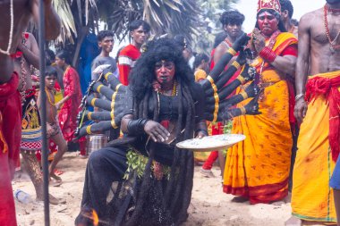 Kulashekharapatnam, Tamilnadu, Hindistan - 12 Ekim 2024: Kulasai, Hint Hindu ressam portresi ve kulasai dasara festivalinin ayinlerini gerçekleştirmek için bir tarikat karakteri gibi giyinmiş.