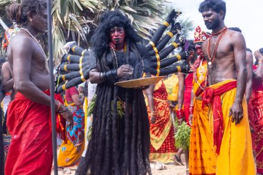 Kulashekharapatnam, Tamilnadu, Hindistan - 12 Ekim 2024: Kulasai, Hint Hindu ressam portresi ve kulasai dasara festivalinin ayinlerini gerçekleştirmek için bir tarikat karakteri gibi giyinmiş.