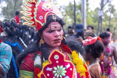 Kulashekharapatnam, Tamilnadu, Hindistan - 12 Ekim 2024: Kulasai, Hint Hindu ressam portresi ve kulasai dasara festivalinin ayinlerini gerçekleştirmek için bir tarikat karakteri gibi giyinmiş.