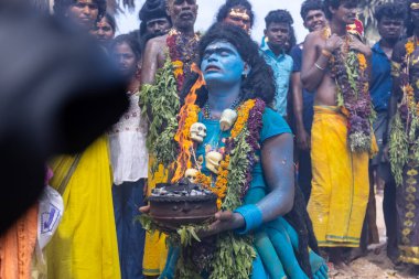 Kulashekharapatnam, Tamilnadu, Hindistan - 12 Ekim 2024: Kulasai, Hint Hindu ressam portresi ve kulasai dasara festivalinin ayinlerini gerçekleştirmek için bir tarikat karakteri gibi giyinmiş.