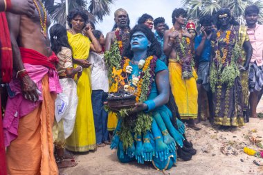 Kulashekharapatnam, Tamilnadu, Hindistan - 12 Ekim 2024: Kulasai, Hint Hindu ressam portresi ve kulasai dasara festivalinin ayinlerini gerçekleştirmek için bir tarikat karakteri gibi giyinmiş.