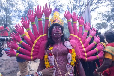 Kulashekharapatnam, Tamilnadu, Hindistan - 12 Ekim 2024: Kulasai, Hint Hindu ressam portresi ve kulasai dasara festivalinin ayinlerini gerçekleştirmek için bir tarikat karakteri gibi giyinmiş.