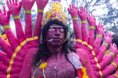 Kulashekharapatnam, Tamilnadu, Hindistan - 12 Ekim 2024: Kulasai, Hint Hindu ressam portresi ve kulasai dasara festivalinin ayinlerini gerçekleştirmek için bir tarikat karakteri gibi giyinmiş.