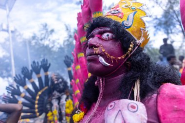 Kulashekharapatnam, Tamilnadu, Hindistan - 12 Ekim 2024: Kulasai, Hint Hindu ressam portresi ve kulasai dasara festivalinin ayinlerini gerçekleştirmek için bir tarikat karakteri gibi giyinmiş.