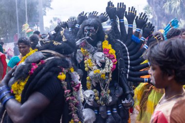 Kulashekharapatnam, Tamilnadu, Hindistan - 12 Ekim 2024: Kulasai, Hint Hindu ressam portresi ve kulasai dasara festivalinin ayinlerini gerçekleştirmek için bir tarikat karakteri gibi giyinmiş.