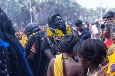 Kulashekharapatnam, Tamilnadu, Hindistan - 12 Ekim 2024: Kulasai, Hint Hindu ressam portresi ve kulasai dasara festivalinin ayinlerini gerçekleştirmek için bir tarikat karakteri gibi giyinmiş.