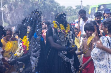 Kulashekharapatnam, Tamilnadu, Hindistan - 12 Ekim 2024: Kulasai, Hint Hindu ressam portresi ve kulasai dasara festivalinin ayinlerini gerçekleştirmek için bir tarikat karakteri gibi giyinmiş.