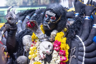 Kulashekharapatnam, Tamilnadu, Hindistan - 12 Ekim 2024: Kulasai, Hint Hindu ressam portresi ve kulasai dasara festivalinin ayinlerini gerçekleştirmek için bir tarikat karakteri gibi giyinmiş.