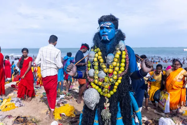 Kulashekharapatnam, Tamilnadu, Hindistan - 12 Ekim 2024: Kulasai, Hint Hindu ressam portresi ve kulasai dasara festivalinin ayinlerini gerçekleştirmek için bir tarikat karakteri gibi giyinmiş.