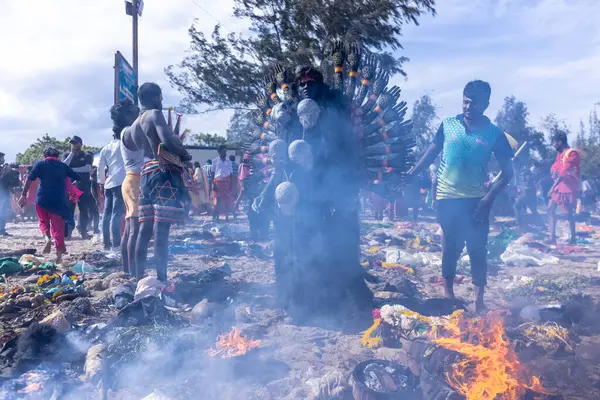 Kulashekharapatnam, Tamilnadu, Hindistan - 12 Ekim 2024: Kulasai, Hint Hindu ressam portresi ve kulasai dasara festivalinin ayinlerini gerçekleştirmek için bir tarikat karakteri gibi giyinmiş.