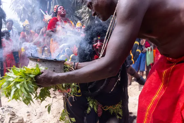 Kulashekharapatnam, Tamilnadu, Hindistan - 12 Ekim 2024: Kulasai, Hint Hindu ressam portresi ve kulasai dasara festivalinin ayinlerini gerçekleştirmek için bir tarikat karakteri gibi giyinmiş.